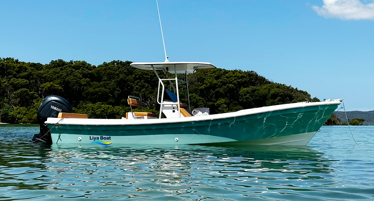 Self-draining non-slip fiberglass deck on 7.6m panga fishing boat