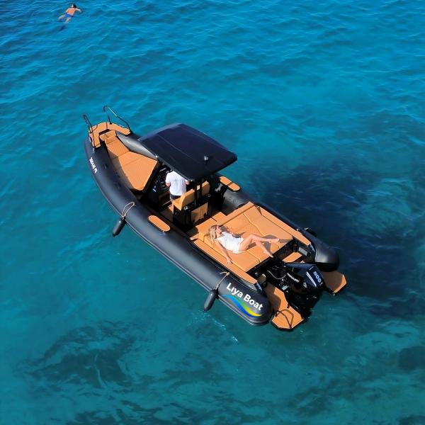 25ft lyxiga RIB-b&aring;tar med sols&auml;ng: Rymliga d&auml;ck, dold f&ouml;rvaring och anpassade bekv&auml;mligheter